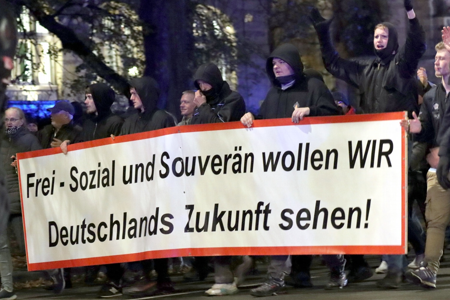 Nationalsozialistisches Banner und die „Bürgerbewegung Leipzig“ am 1. November 2021 auf dem Leipziger Ring. Foto: LZ