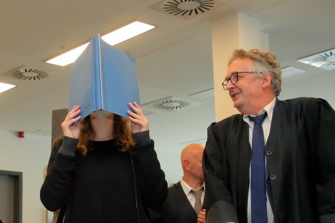 Ein möglicher Tatvorwurf weniger: Lina E. und ihr Verteidiger Ulrich von Klinggräff. Foto: Peter Schulze