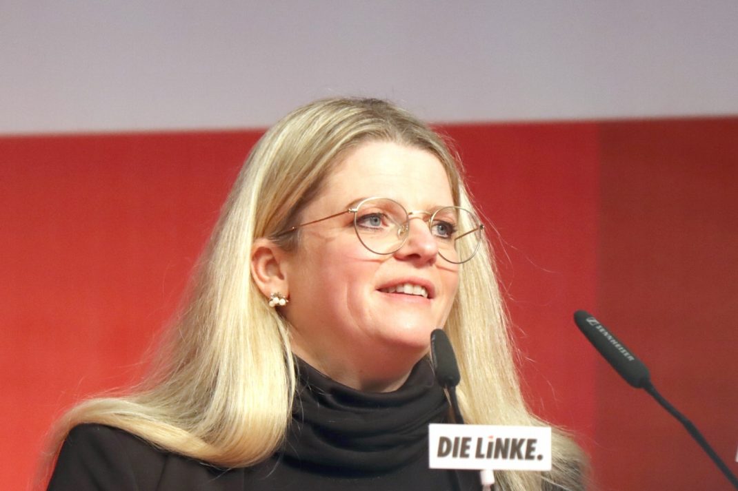 Susanne Schaper (MdL, Landesvorsitzende Die Linke Sachsen) vor einem Mikrofon