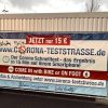 Druckaufbau gegenüber freiwilligen Impfunwilligen trifft auch testwillige Geimpfte: "Tests nur 15 Euro" auf dem Wilhelm Leuschner Platz. Foto: LZ