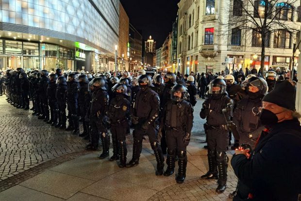 Auch am 6. November 2021 mischten Rextsextreme in Leipzig mit. Das Zoel: durch möglichst viele Versammlungen die Polizeikräfte zu überlasten. Foto: LZ