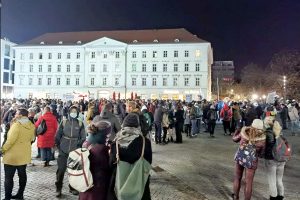 Der "Widerstand" der "Querdenker" kommt auf dem Wagnerplatz an und trifft da auf weitere bekannte Rechtsradikale. Foto: LZ