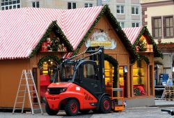In Leipzig zieht man durch. Der Aufbau des Weihnachtsmarktes 2021. Foto: LZ