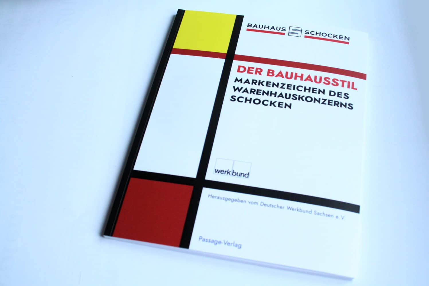 Deutscher Werkbund Sachsen (Hg.): Der Bauhausstil - Markenzeichen des Warenhauskonzerns Schocken. Foto: Ralf Julke