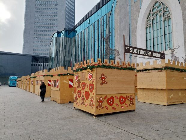 Die BUden für den Weihnachtsmarkt in leipzig bleiben zu. Foto: LZ