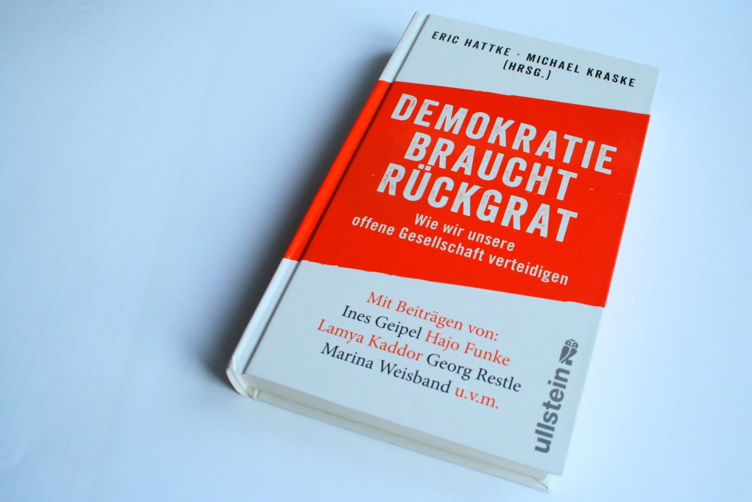 Eric Hattke, Michael Kraske (Hrsg.): Demokratie braucht Rückgrat. Foto: Ralf Julke