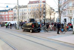 Die Raddemo am Lindenauer Markt vor dem Start. Foto: LZ