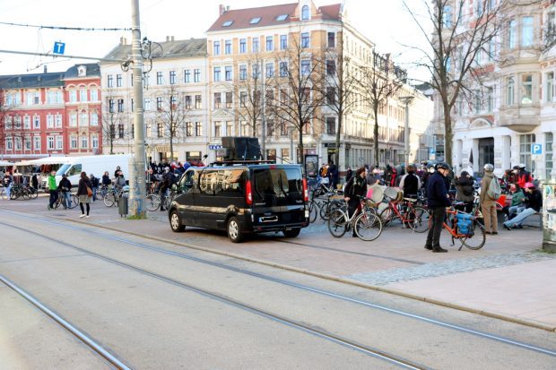 Die Raddemo am Lindenauer Markt vor dem Start. Foto: LZ