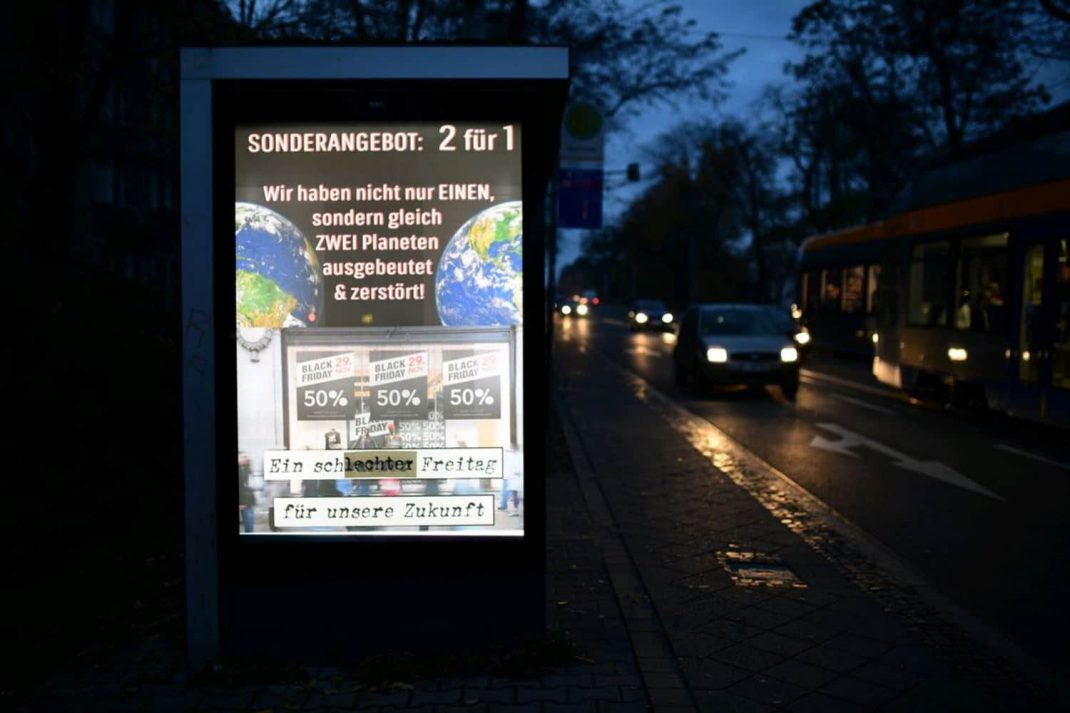 Plakat-Aktion an einer LVB-Haltestelle. Foto: Extinction Rebellion Leipzig