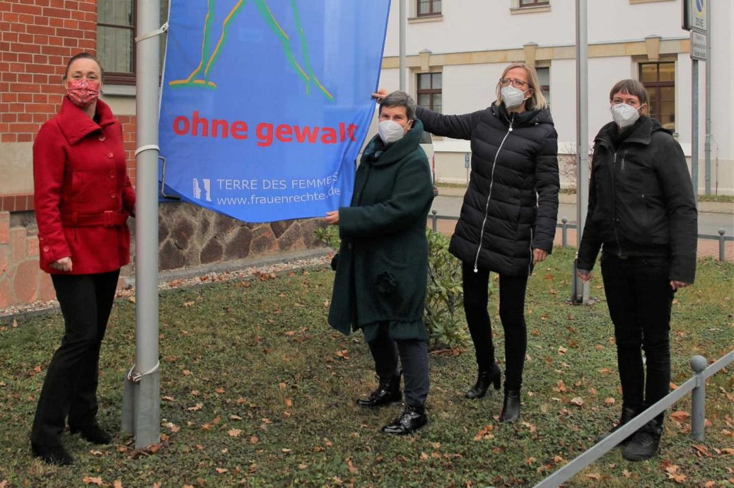 Fahnenaktion am 25. November. Foto: Wegweiser e.V.