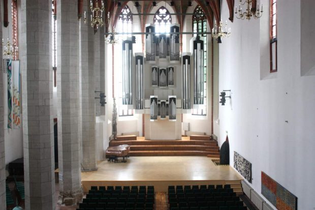Die Sauer-Orgel wurde 1980 eingebaut, um hochwertige Konzerte zu ermöglichen. Foto: Timur Y, CC BY 3.0, https://commons.wikimedia.org/w/index.php?curid=58712408