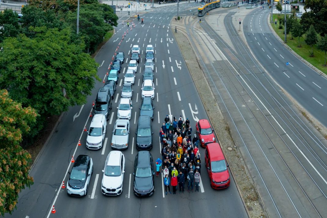 Platzvergleich zwischen Pkw, Fußgänger/-innen und Carsharing. Foto: Frank Lochau