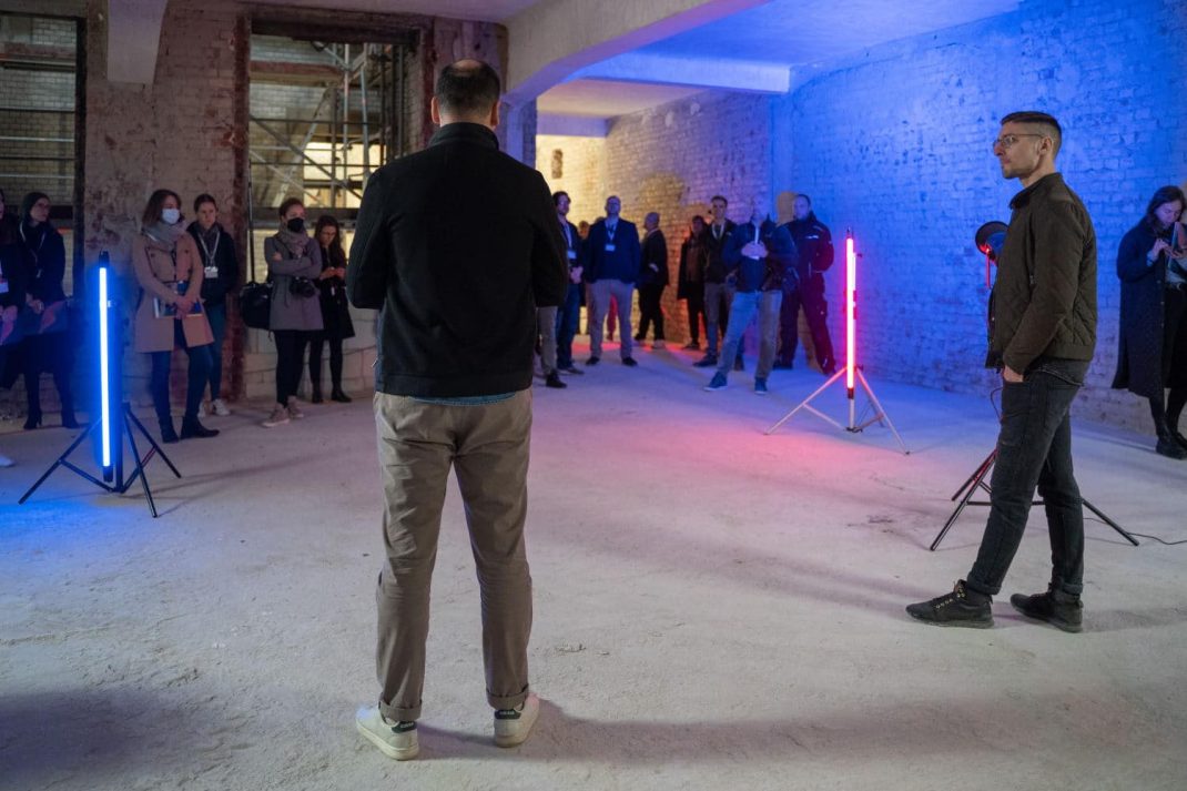 hristopher Siebenhüner (l.), Geschäftsführer der Gecko Two GmbH und Tom Potutschek (r.), COO der Gecko Two GmbH, führen gemeinsam mit ihren Projektpartnern Medienvertreter/-innen über die Baustelle des R42. Foto: Gecko One