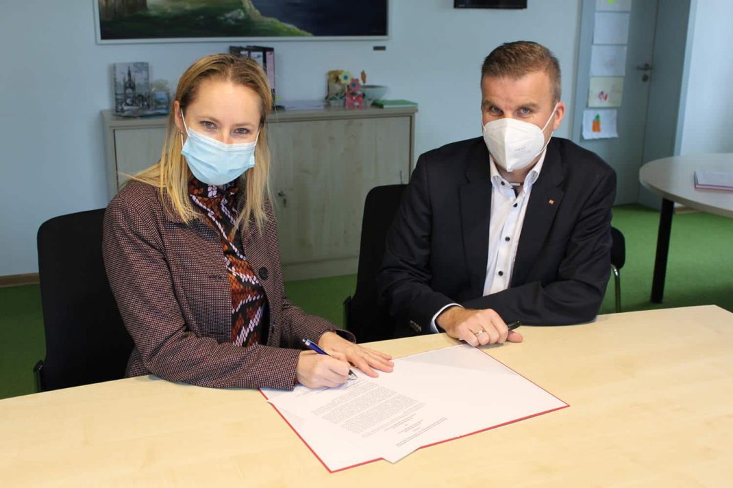 Bürgermeisterin Nadine Stitterich und Christian Schulz, DB Station&Service AG, bei der Unterzeichnung der Absichtserklärung. Foto: Stadt Markranstädt