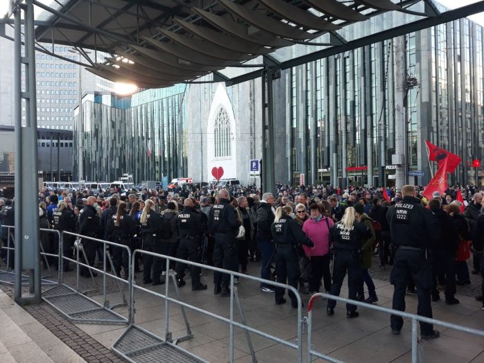 Vor dem Gitter - der Platz ist voll, so die Polizei auf der "Querdenker"-Seite. Foto: LZ