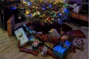 Weihnachtsgeschenke unterm Weihnachtsbaum