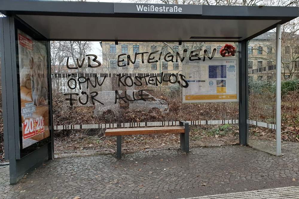 Graffiti an einemn Wartehäuschen in der Weißestraße. Foto: Jan Kaefer
