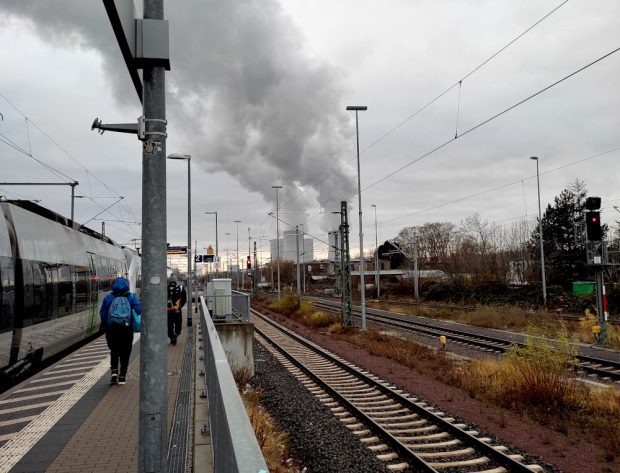 „Der Ur-Böhlener ist ein Industriemensch": Blick vom Bahnhof Böhlen in Richtung des Kraftwerks Lippendorf.