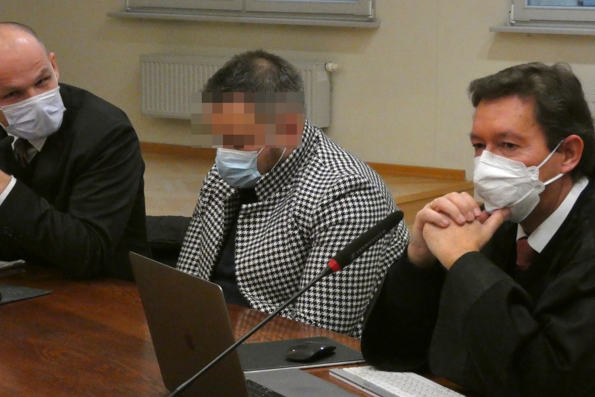 Der Angeklagte Seyit C. (33, M.) am Montag mit seinen Anwälten Carsten Brunzel (l.) und Andreas Meschkat. Foto: Lucas Böhme