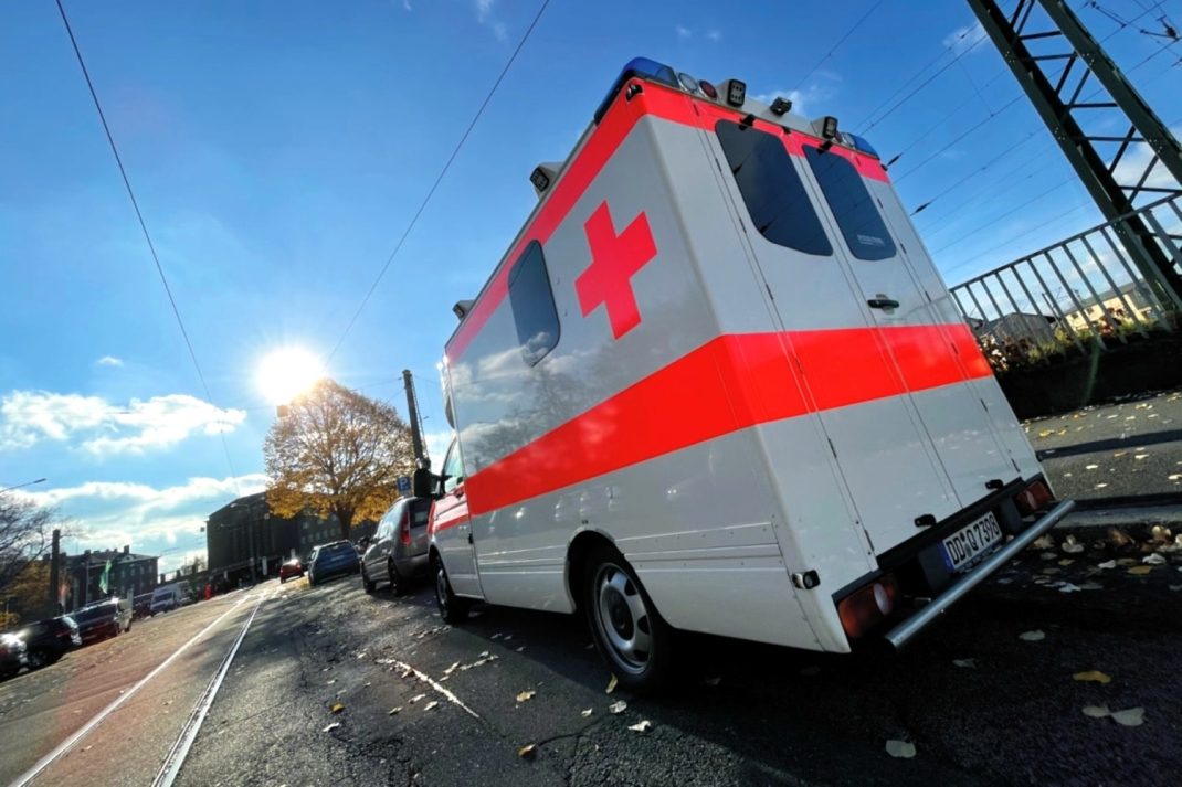 Rotes Kreuz-Rettungswagen? Ein Polizeifahrzeug bei der „10 Jahre NSU“- Demo am 6. November 2021 in Zwickau. Foto: Marco Brás dos Santos