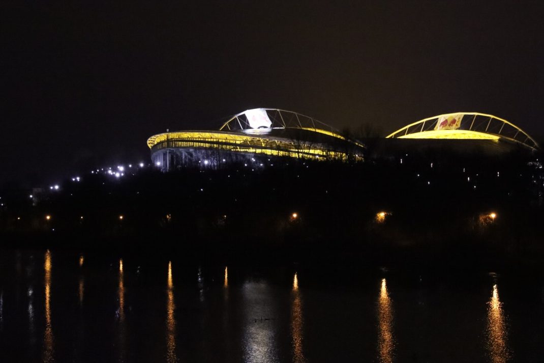 Zentralstadion aus westlicher Richtung bei Nacht.