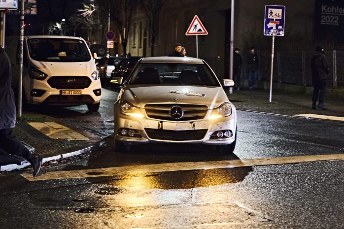 Ein Mercedes mit eingeschlagener Frontscheibe neben der Demonstration. Foto: Tobias Möritz
