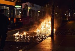Brennende Mülltonne auf der Eisenbahnstraße. Foto: Tobias Möritz