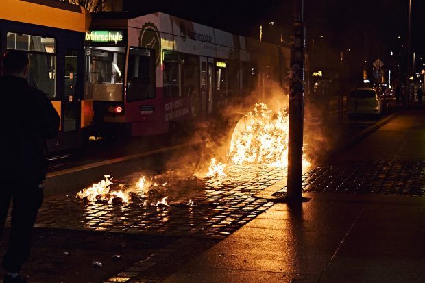 Brennende Mülltonne auf der Eisenbahnstraße. Foto: Tobias Möritz