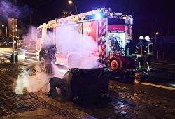 Feuerwehr löscht die brennende Mülltonne. Foto: Tobias Möritz
