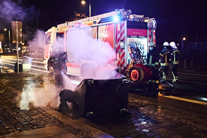 Feuerwehr löscht die brennende Mülltonne. Foto: Tobias Möritz