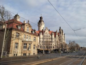 Die Straßen leer, alles scheinbar ruhig und entspannt: Blick zum Neuen Rathaus am Dienstag, 28. Dezember 2021. Foto: Lucas Böhme