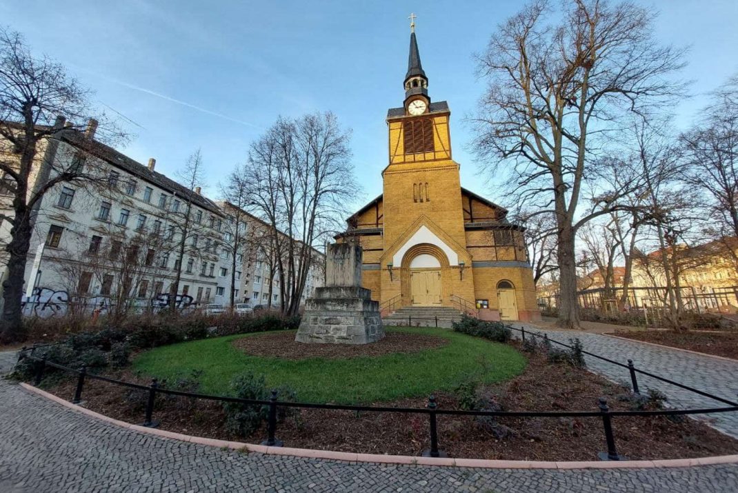 Parkgestaltung direkt vor der Auferstehungskirche. Foto: LZ