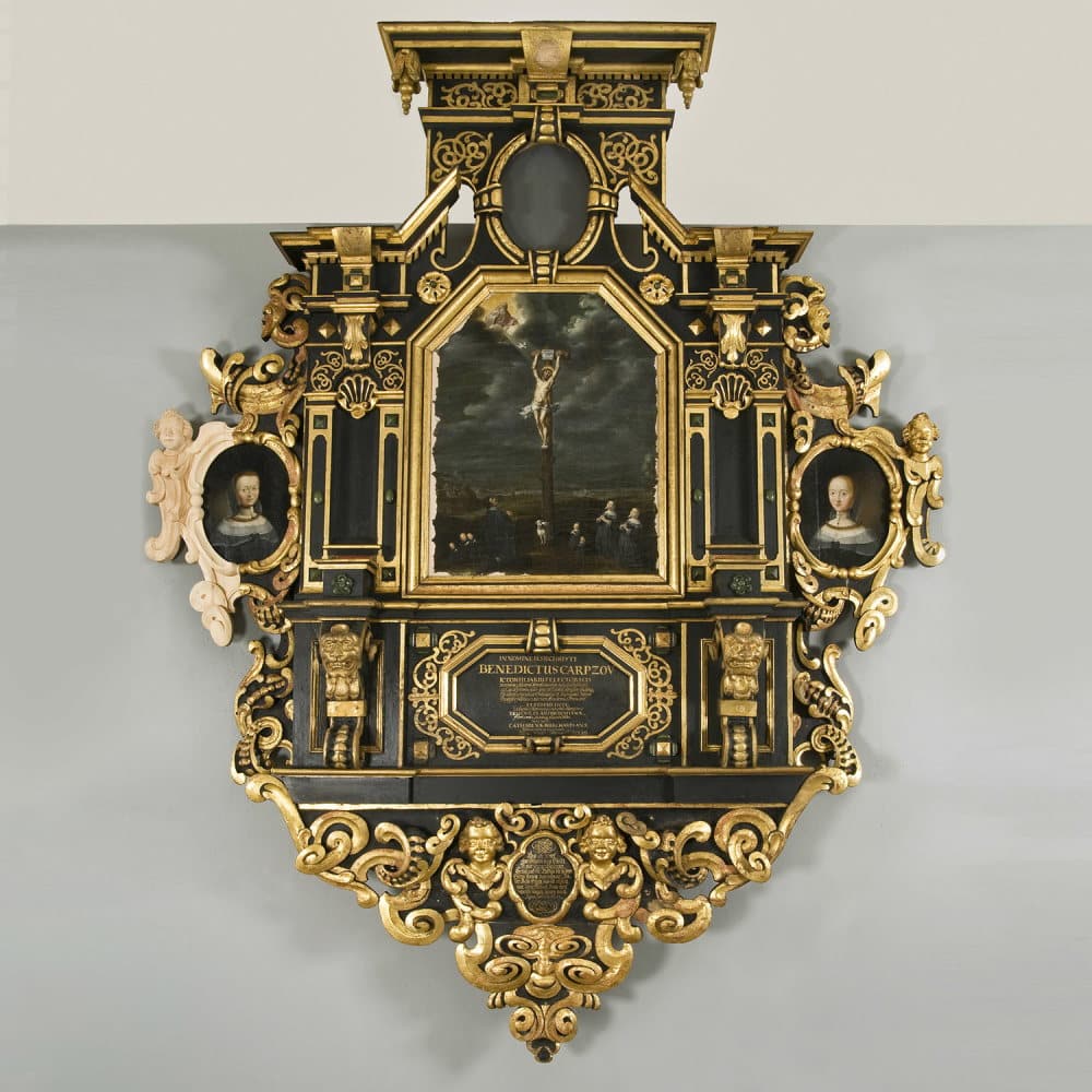 Vorzustand des Carpzov-Epitaphs (1653) mit holzsichtiger Ergänzung (helles Element) am linken Rahmen. Foto: Kustodie / Marion Wenzel