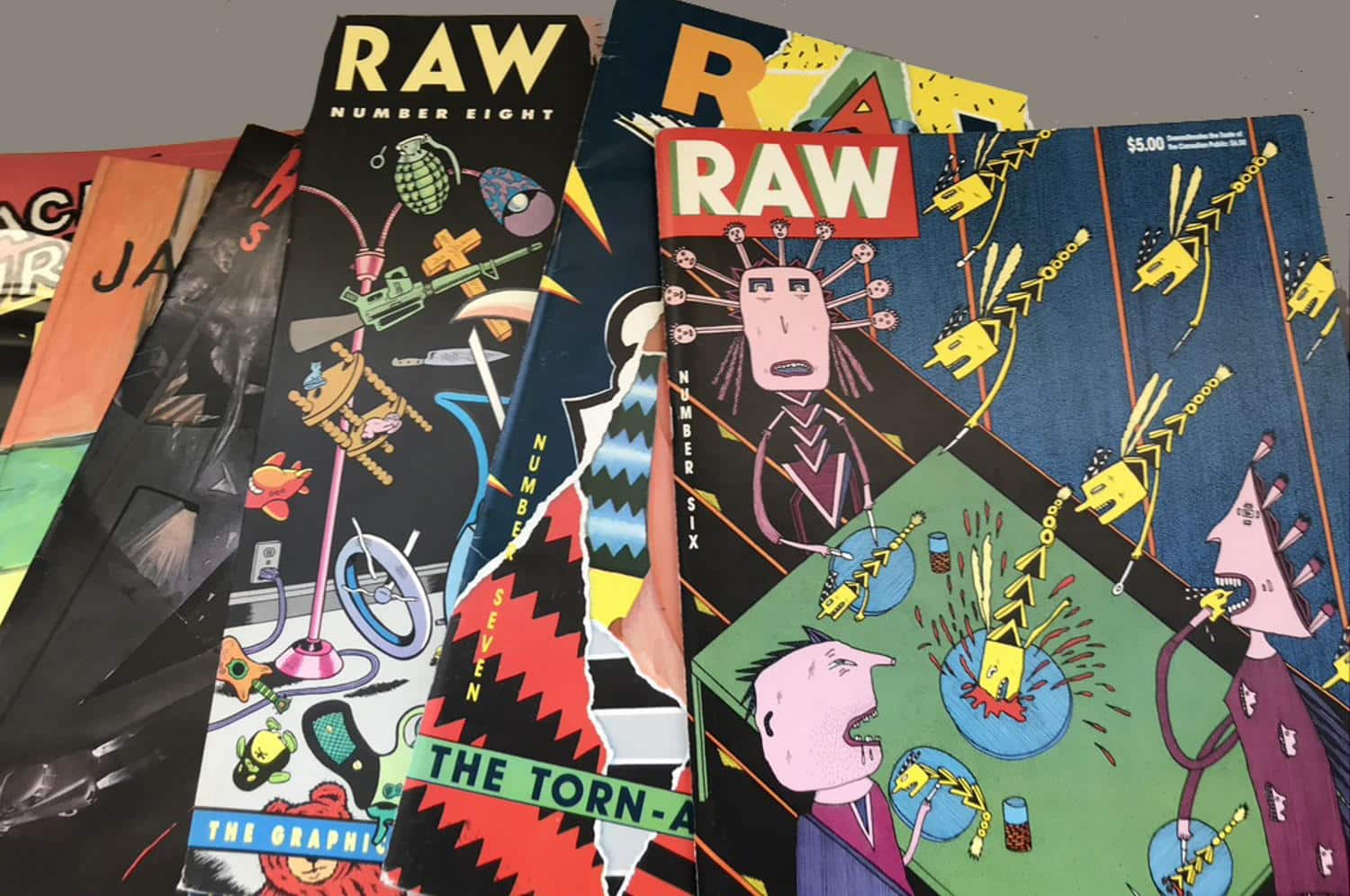 Comicmagazin RAW, zwischen 1980 und 1991 von Art Spiegelman und Françoise Mouly herausgegeben; unterschiedliche Ausgaben; eine der bekanntesten Arbeiten aus RAW war die 1992 mit dem Pulitzer-Preis ausgezeichnete Graphic Novel „Maus“ von Art Spiegelman. Foto: Rotraut Susanne Berner