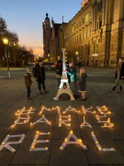 Eiffelturm-Aktion von Parents for Future in Leipzig. Foto: Parents for Future