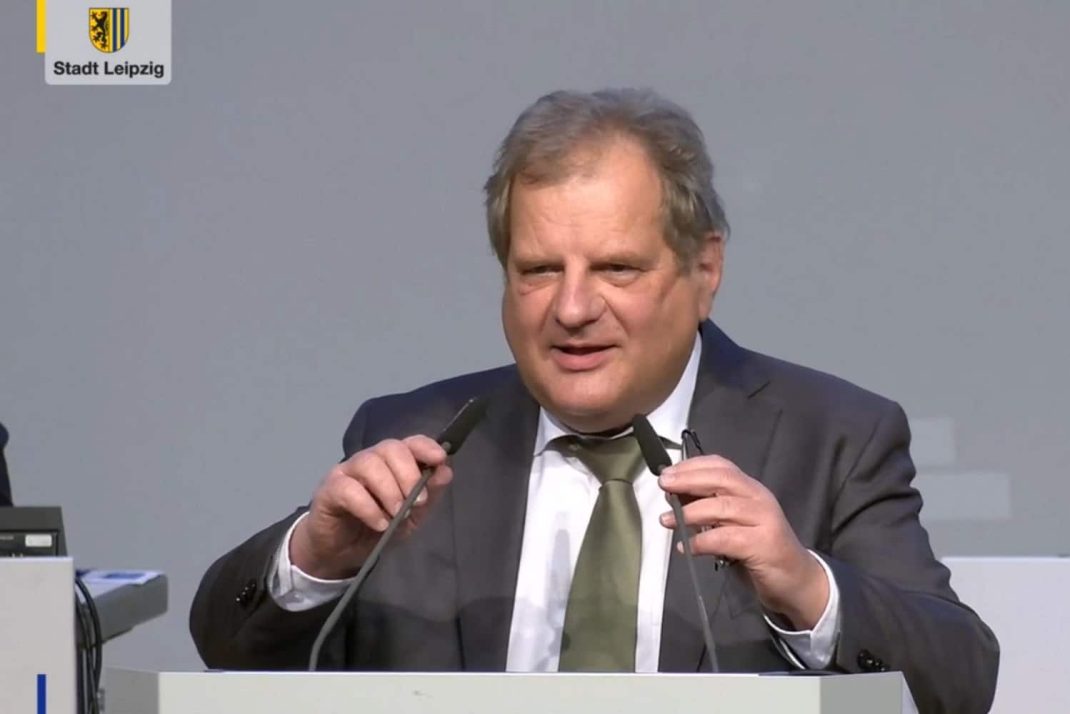 Sozialbürgermeister Thomas Fabian am Rednerpult im Stadtrat.