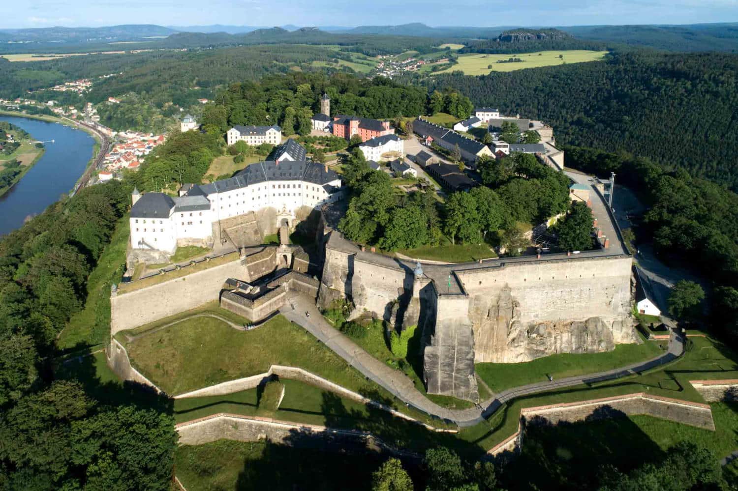 Die Festung Königstein auf einem Tafelberg in der Sächsischen Schweiz. Foto: Major Tom Luftbilder