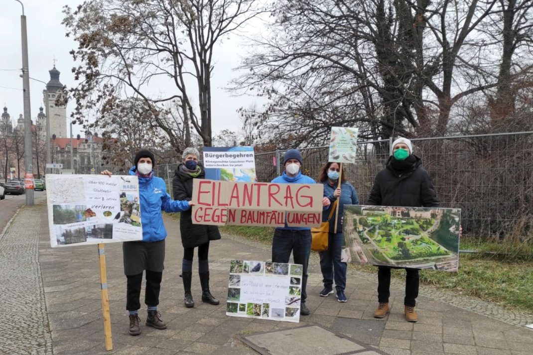 Protest gegen neuen Versuch von Baumfällungen am Wilhelm-Leuschner-Platz am 23. Dezember. Foto: NABU Leipzig