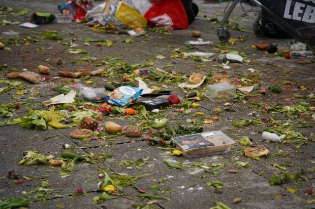 Alle Lebensmittel hatte die Gruppe von Aktivist:innen in den letzten drei Nächten aus den Mülltonnen an Leipziger Supermärkten gerettet. Foto: LZ