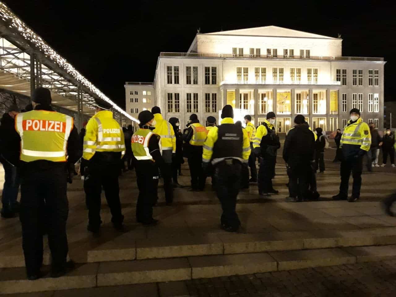 Polizei auf dem Augustusplatz am Abend des 3. Januar 2022. Foto: LZ