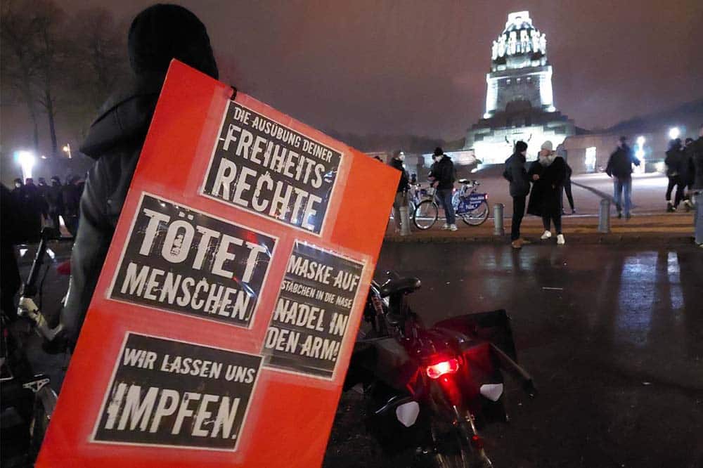 Einer von fünf angemeldeten Gegenprotesten, hier am Leipziger Völkerschlachtdenkmal. Foto: LZ
