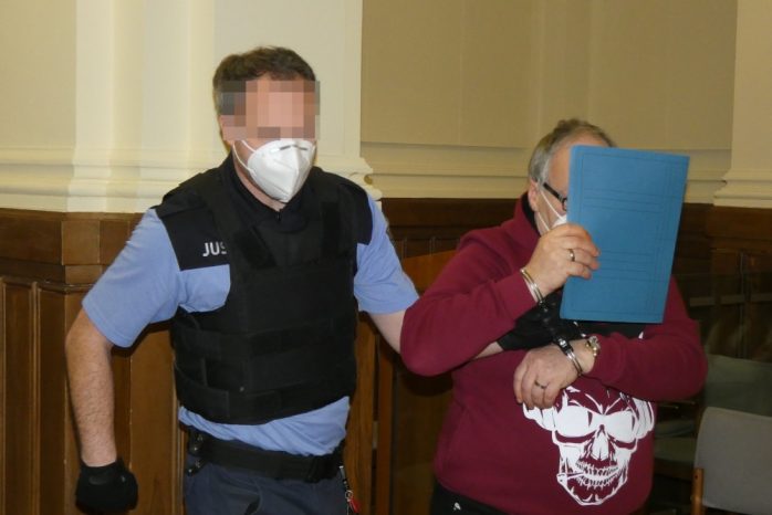 Der Angeklagte Manfred F. (65, r.) wird in den Verhandlungssaal geführt. Er sitzt seit der Tat in Untersuchungshaft. Foto: Lucas Böhme