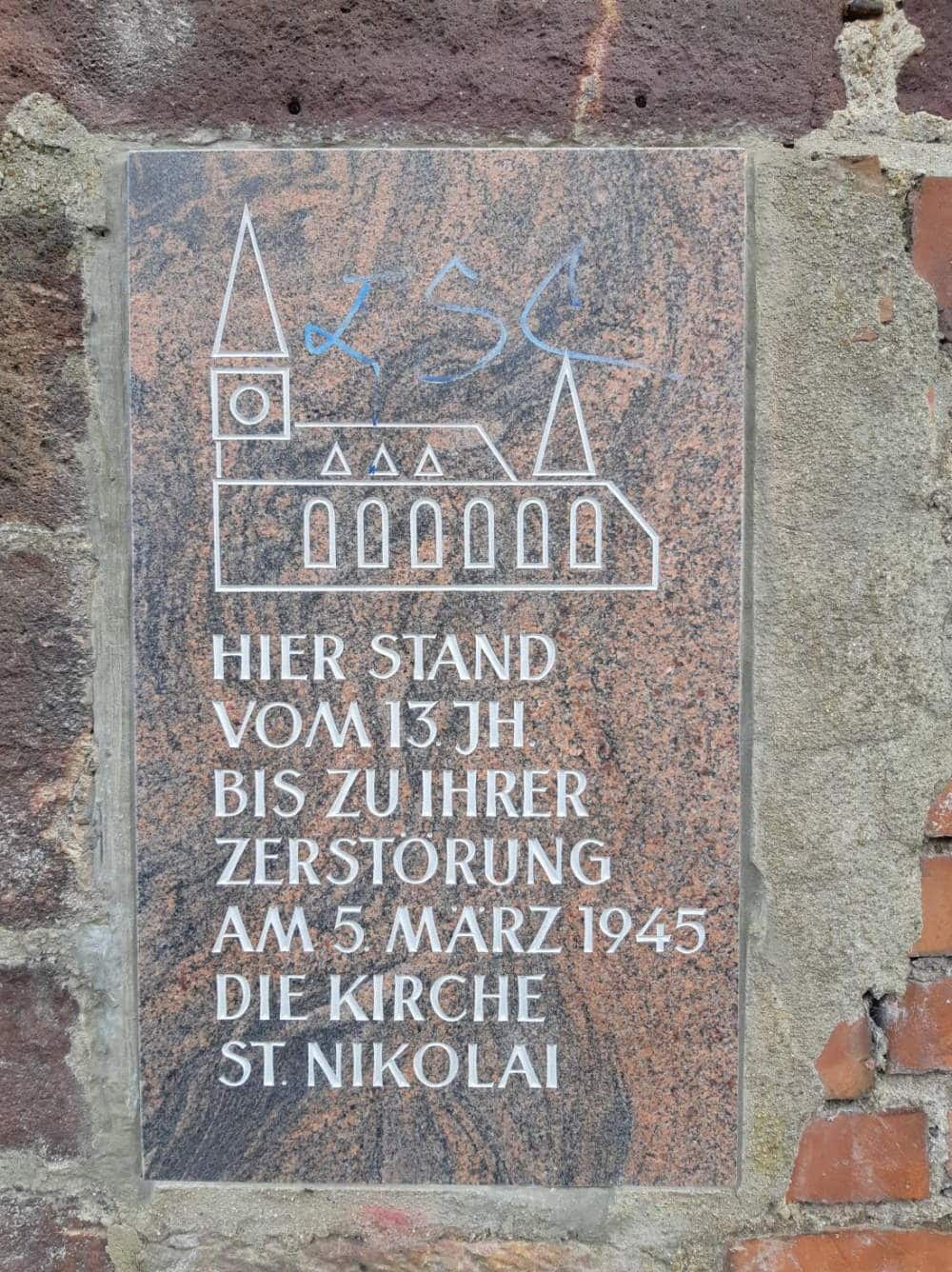 Gedenktafel fรผr die Nikolaikirche Chemnitz. Foto: Kleeblatt187, CC BY-SA 4.0, https://commons.wikimedia.org/wiki/File:2021-06-05-Chemnitz-Stollberger-Stra%C3%9Fe-ehem-Nikolaikirche-Erinnerungstafel.jpg