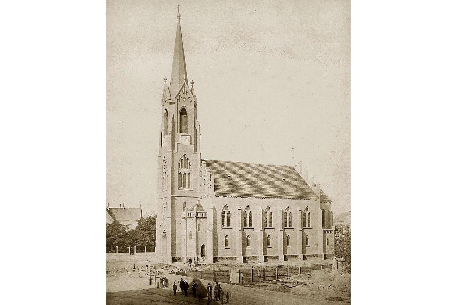 Die Friedenskirche im Jahr 1873 kurz vor ihrer Einweihung. Foto gemeinfrei, https://commons.wikimedia.org/w/index.php?curid=1321931
