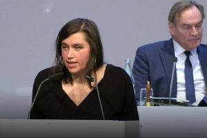 Mandy Gehrt bringt den Linke-Antrag zur Entgeltordnung in der Oper Leipzig ein. Foto: Livestream der Stadt Leipzig, Screenshot: L-IZ