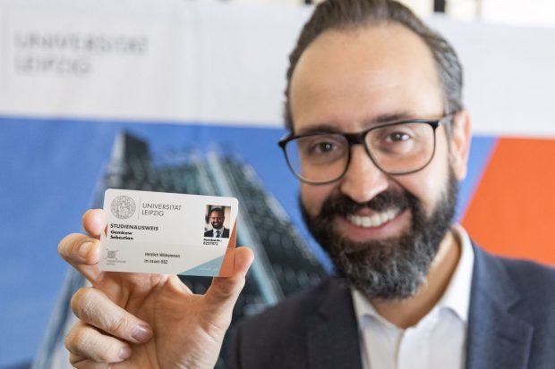 Minister Gemkow bekam bei seinem Besuch im SSZ eine fiktive Unicard. Foto: Christian Hüller