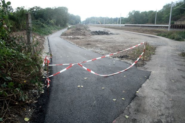 Viel zu schmal: das neu gebaute Stück Heuweg. Foto: Ralf Julke