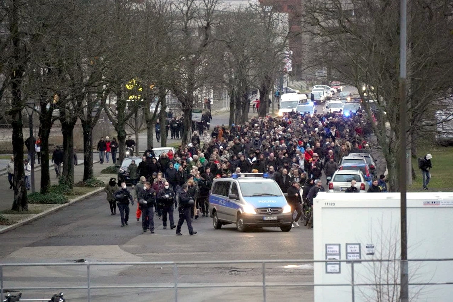 Nicht etwa Tausende, sondern etwa 200 Menschen liefen am Samstag unter Polizeibegleitung durch den Leipziger Südosten. Foto: LZ