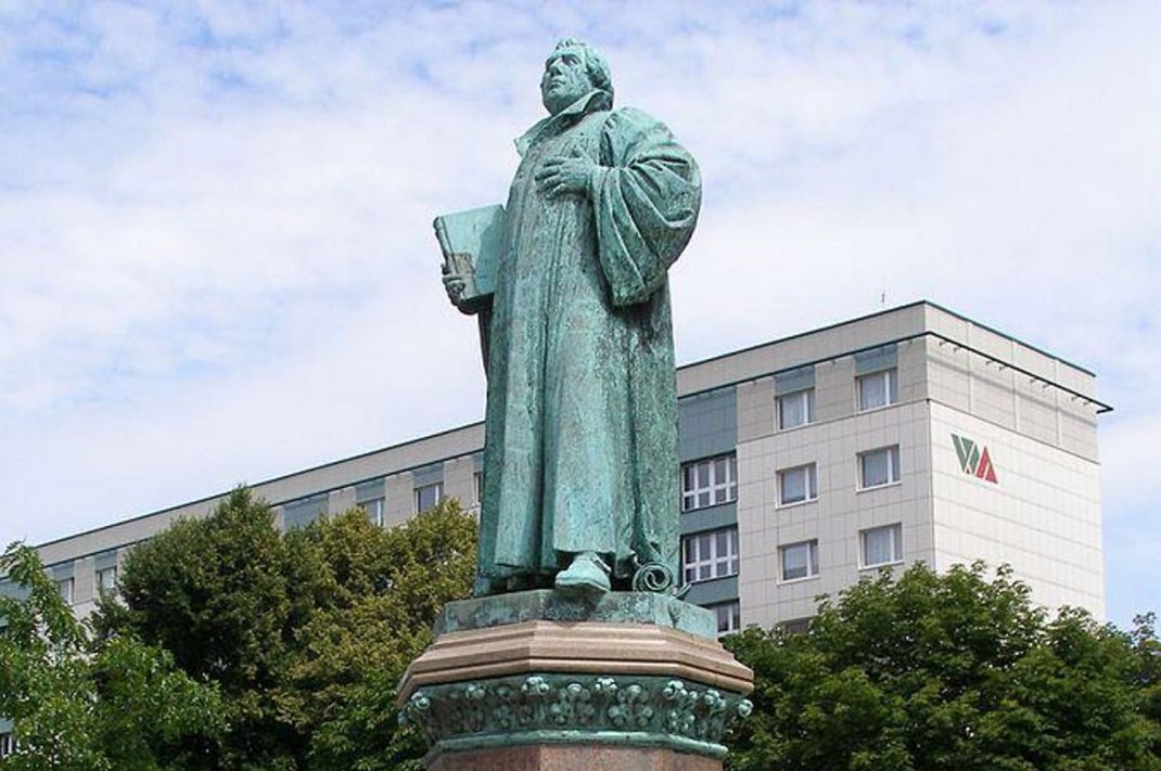 Magdeburg hat dieses Lutherdenkmal, doch die Lutherkirche wurde 1951 aus dem Stadtbild radiert. Foto Andrzej Otrębski, CC BY-SA 4.0, https https://commons.wikimedia.org/wiki/File:Magdeburg_pomnik_Lutra.jpg