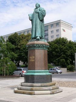 Magdeburg hat dieses Lutherdenkmal, doch die Lutherkirche wurde 1951 aus dem Stadtbild radiert. Foto Andrzej Otrębski, CC BY-SA 4.0, https https://commons.wikimedia.org/wiki/File:Magdeburg_pomnik_Lutra.jpg